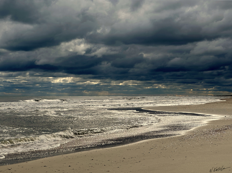 Storm clouds passing y the sea.